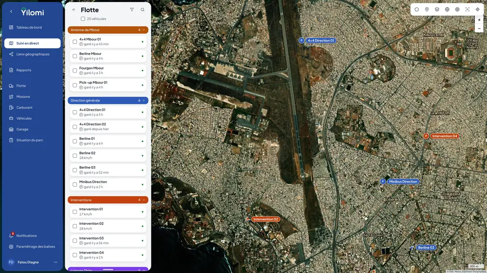 La plateforme Yilomi en suivi direct : la flotte par groupe à gauche, les véhicules sur la carte satellite de Dakar